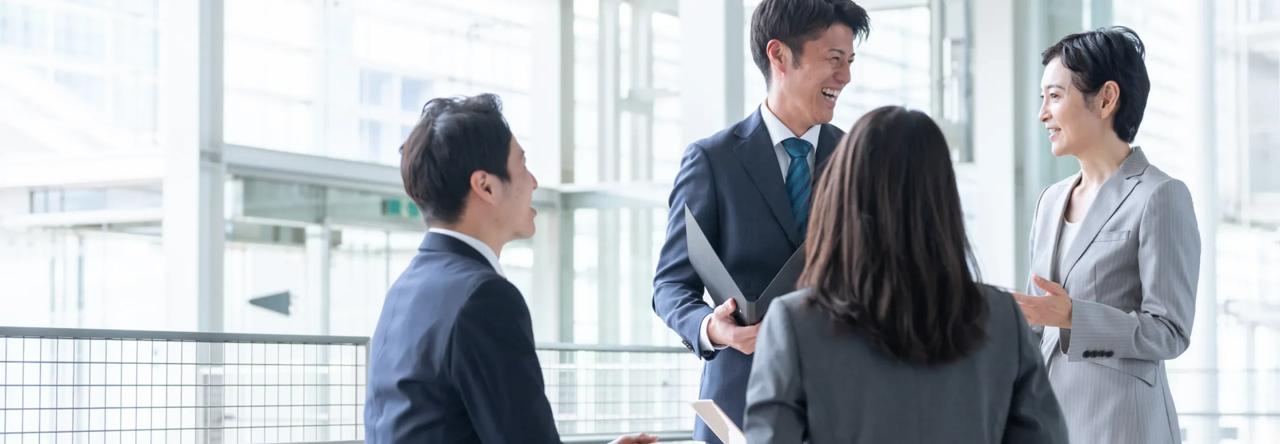 オフィスで４人が会話をしている様子